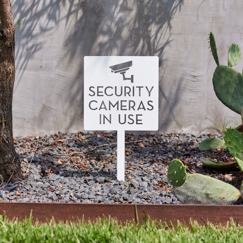 Home Yard Security Cameras - セキュリティカメラ警告サイン - 家庭およびビジネス監視抑止用の現代的な頑丈なスチール製プロパティ警告サイン